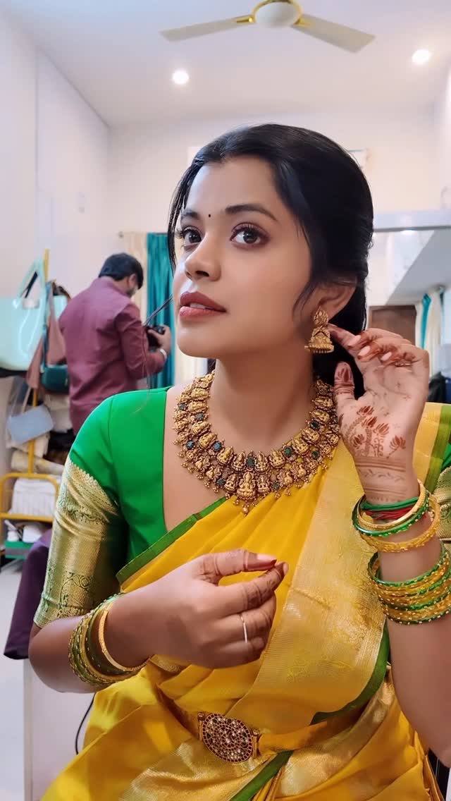 Finally posting my Uruthi vaarthai look 💛✨I had like less than 5 days to plan the look , we somehow pulled it off. .@vastram_design , she got the blouse ready in 3 days @sreeniaccessories got me these hipbelt in less than 24hours all the way from Bangalore. @snehas_mehndi_art , she was too patient and understanding with all the madness happening around 🙈@hairbyabis did exactly what i wanted , went above & beyond to make sure everything is going well.@dharshimakeupandhair helped me with the whole event, be it makeup fixing , vanity or saree drape . She was there throughout helping me out .Huge thanks to them for helping me pull out this look without losing my mind 😅🙈#ramyashiva #explorepage #coimbatoremakeupartist #reelsindia #tirupurmakeupartist by @ramya_shiva
