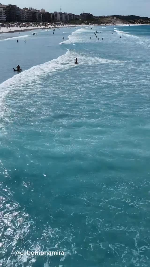 Aquele voo sobre as águas cristalinas da Praia do Forte, em Cabo Frio, foi simplesmente de arrepiar.E neste sabadão de céu azul e sol quente, a natureza resolveu dar um espetáculo à parte. O mar transparente, as ondas perfeitas e a luz refletindo sobre a água criaram um cenário de tirar o fôlego, daqueles que ficam na memória e no coração.Sobrevoar esse paraíso é enxergar Cabo Frio de uma perspectiva única, revelando toda a grandiosidade e a beleza natural que tornam essa cidade tão especial. Cada imagem reforça a sensação de privilégio por estar diante de uma das paisagens mais incríveis do Brasil.Não é por acaso que tanta gente se apaixona por Cabo Frio. Sua beleza encanta, emociona e surpreende em qualquer época do ano, mas em dias como este, com o céu completamente azul e o sol brilhando forte, tudo parece ainda mais mágico.Cabo Frio não é apenas um destino. É uma experiência que marca para sempre.#CaboFrio #PraiaDoForte #RioDeJaneiro #Drone #MarCristalino BelezasDoBrasil TurismoRJ VerãoOTempoTodo NaturezaEmSuaMelhorForma by @arraialplus