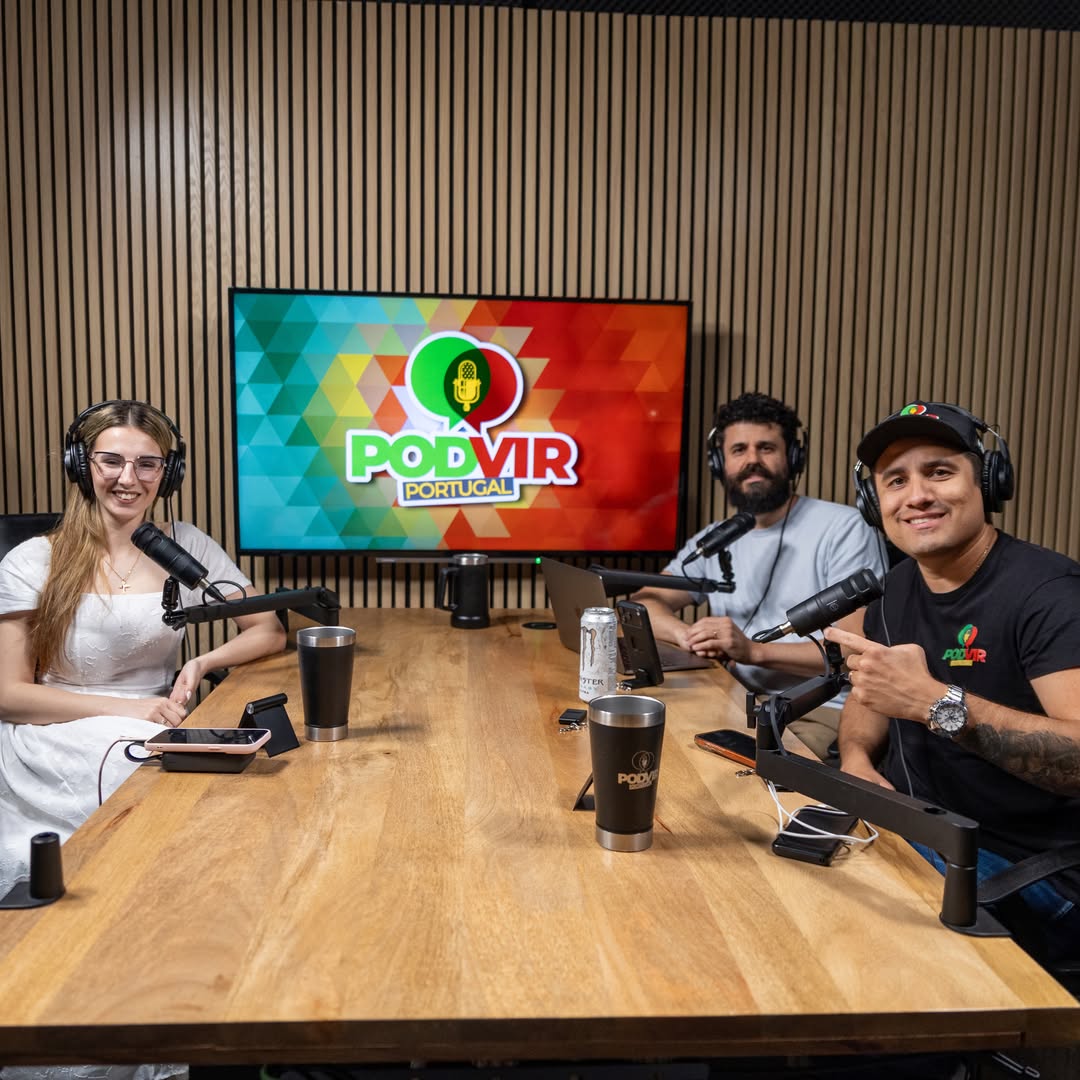 Tivemos um bate-papo no @podvirportugal com a @andreiadesousaviegas 🎙️🙏 Um bate-papo muito interessante sobre portugal 🇵🇹 não perca essa entrevista já está no nosso canal subscreva o canal podvir portugal no YouTube link na bio @podvirportugalEquipa Podvir Portugal:🎙️ @rocha_g01🎙️ @ericsampel🎥 @matheusmarinho_goCo-host @gurgelsemfronteiras Nossos perfis:🎙️ @podvirportugal 🇵🇹🎬 @podvirportugalcortes 🇵🇹🤝🏻Patrocinadores:Stand de carros: @rochaautomoveis.ptRestaurante de salgados brasileiro: @dobrazil.pasteisClínica dentária @inovarclinic Parceiros:🔴 @radiodreamsfm🔴 @thebolderhub 🔴 @gabrielrochafotografo 🔴 @goldenhairbarbershopCanal de podcast em Portugal 🎙🇵🇹#podcast #lisboa #portugal #porto podcastportugal by @podvirportugal