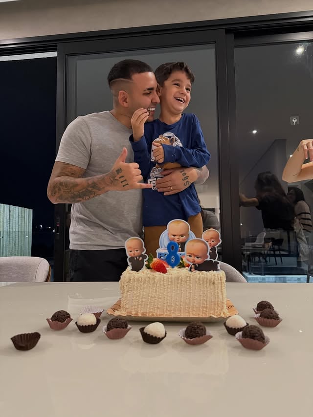 Você está crescendo rápido demais, filho. Até ontem me pedia colo, e hoje está desse tamanho.Saiba que te amo infinitamente e estou muito feliz em te ver crescer. Você está cada dia mais bonito, esperto e brincalhão. Saiba que tenho orgulho de você todos os dias.Parabéns, filho! Que Deus te abençoe sempre, e pode ter certeza de que estarei aqui para o que precisar, a vida inteira.Te amo muito. Você é meu melhor amigo. ❤️🙏🏻 by @oficial_kant
