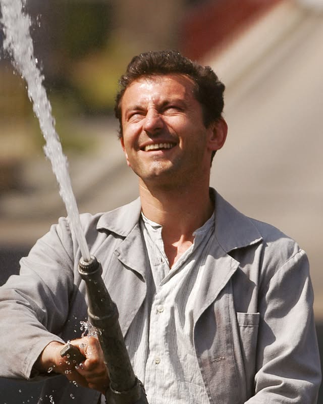 📺 Milenci a vrazi | středa 3. 6. | 21:30 | ČT1 | iVysílání❤️ Mozaika lidských osudů, mileneckých bojů a mocenských tahanic v adaptaci slavného románu Vladimíra Párala.👉 Snímek je dynamicky natočenou groteskou, jakýmsi leporelem lidských osudů, které se před námi odehrávají v rychlém tempu, s nadhledem a humorem. Skvělé herecké výkony, dobové hity i scénická hudba K. Svobody, to vše pod taktovkou zkušeného režiséra V. Polesného z něj činí filmovou lahůdku.#ceskatelevize #milenciavrazi by @ceskatelevize