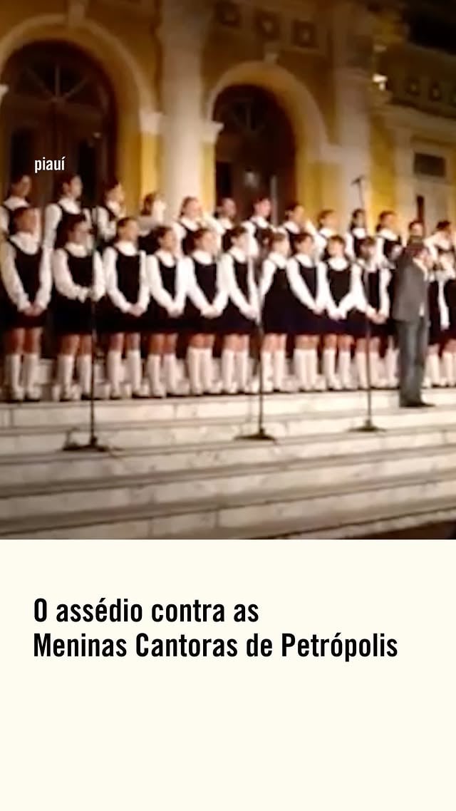 O coral formado por garotas entre 9 e 15 anos, que teve o auge do sucesso nos anos 90, parecia viver um sonho: elas cantaram na maioria das faixas do disco natalino de Simone, em programas de apresentadores como Xuxa e Faustão, e dividiram o palco com nomes como Roberto Carlos, Sandy & Junior e George Martin, produtor de discos dos Beatles. “Era um mundo mágico”, lembra Aline Barino, integrante do coral. As meninas usufruíam de uma liberdade que não tinham em casa. Recebiam autorização – dos pais e da escola para faltar às aulas e encantar as multidões pelo país. A serem ordenadas, eram entregues por seus pais ao maestro Marco Aurelio Xavier, como em um casamento, e faziam o juramento de manter os lábios puros. Vestiam-se como bonecas vivas. Em meio à disciplina rígida dos ensaios, havia situações dolorosas, algumas bastante graves, que incluem assédio moral e abuso s_exu@l por parte do maestro, que podiam acontecer nos bancos de ônibus de excursões, em caronas para casa ou em quarto de hotel durante a viagem. Leia na edição de junho da piauí e também no site piaui.uol.com.br a reportagem completa de Cristina Fibe.Reportagem: @crisfibeRoteiro: @daniel_bergamasco Edição e arte: @fecatunda by @revistapiaui