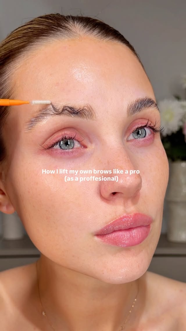 Brow lift tutorial ❤️ When I had clients with very coarse, thick and unruly hairs I always did the shimmy technique (rubbing step 1 deep into the roots), add plastic foil for 1 min, open and repeat until they were more flexible and moldable ✨#skönhet #browlift #beautyhacks by @mathildaharoun