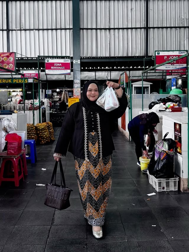 Hobby mbak-mbak Jawa: jajan ning Pasar. Tapi jajane sambil macak ben rodok ayu lan wangi. Iki aku jajan nang Pasar Oro-Oro Dowo, Malang… nggawe Kebaya Kutubaru soale arep Bowohan. Hihi. Ayu tho? 🖤✨🥹.Klambine tuku ning @fabsstore Bawahane nggawe dewe, kembaran karo bojoku 🫶🏻Nah, Pashmina e gawe Titan Tencel e @sekarves.id 🖤 uenak diatur tur adem, mergo bahane 100% Tencel Original. Cobaen dewe… by @tyasnastiti