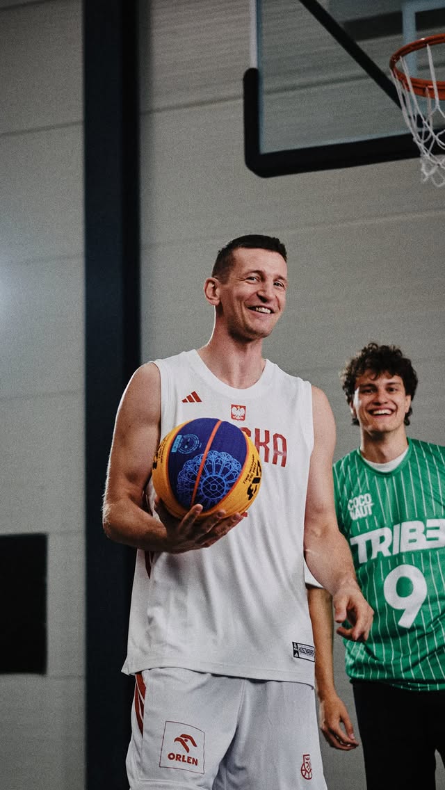 Każdy dzieciak zajarany koszem miał swojego bohatera.Dla jednych był to MJ. Dla innych Kobe. Dla kolejnych LeBron. 🏀To właśnie oni sprawiali, że po szkole biegło się na boisko, rzucało do zmroku i wierzyło, że kiedyś też da się zrobić ten jeden wielki krok dalej.Dziś życzymy wszystkiego najlepszego wszystkim dzieciakom, które mają tę samą zajawkę. Niech miłość do koszykówki nigdy nie gaśnie! ❤️A my widzimy się w strefie fanzone na FIBA 3x3 WORLD CUP 2026 w Warszawie (pod samiutkim Pałacem Kultury i Nauki) by @coconaut.water