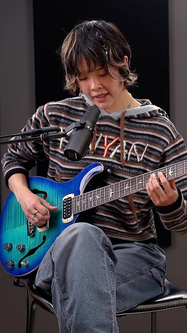 PRS Artist Mei Semones checks out the new SE Hollowbody I 😌 We love the way her dynamic playing style pairs with the Hollowbody’s warm, clear tone.