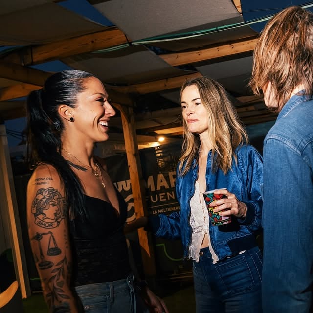 Bajo la misma música, miles de historias se encuentran. Algunas celebran, otras recuerdan, todas avanzan. Porque cada paso dado con orgullo ilumina el camino de alguien más. 🌈✨

Y ellas, mis amigas, son luz. De esa que no te deja sola en medio de la oscuridad. Puede parecer cursi, pero pocas cosas son tan reales como eso.

@fulanitadetal_madrid @beafernandez7 y #Lara, gracias por crear un espacio tan bonito y fiel. 

@okmobility siempre estáis para hacerme sentir más especial aún. 💙