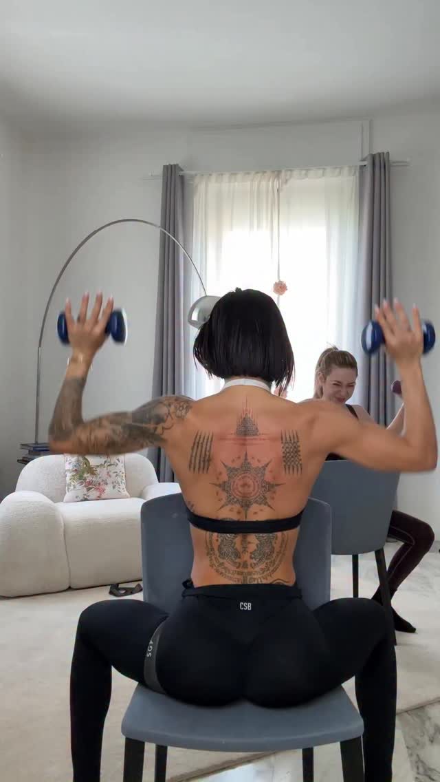 45’ addominali ad alta intensità + super tonificazione gambe, glutei e upper - FUORI ORA nella vostra SGP App 😏👊🏻🔥Trovate anche la versione short da soli 20’ con il circuito di tonificazione lower + upper - super NO EXCUSE⌛️Fatemi come sempre come è andata e quali sono state le vostre sensazioni: vi leggo qui nei commenti ❤️-#SGP #SGProgram #SGPworkout by @selenegenisella