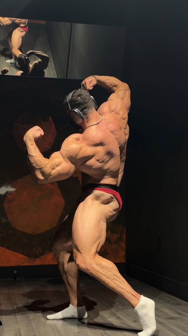 9 weeks out ✌🏼Let’s do some hard work 😉#classicphysique #khudaiev #gym #ifbbproleague by @khudaiev_333