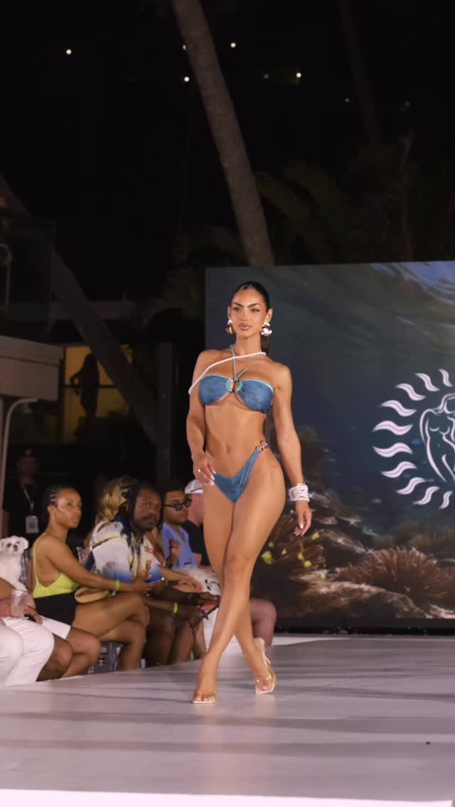 Ocean blues 🌊 walking for @shop.goalden @exashows @ten21portraits by @exashows