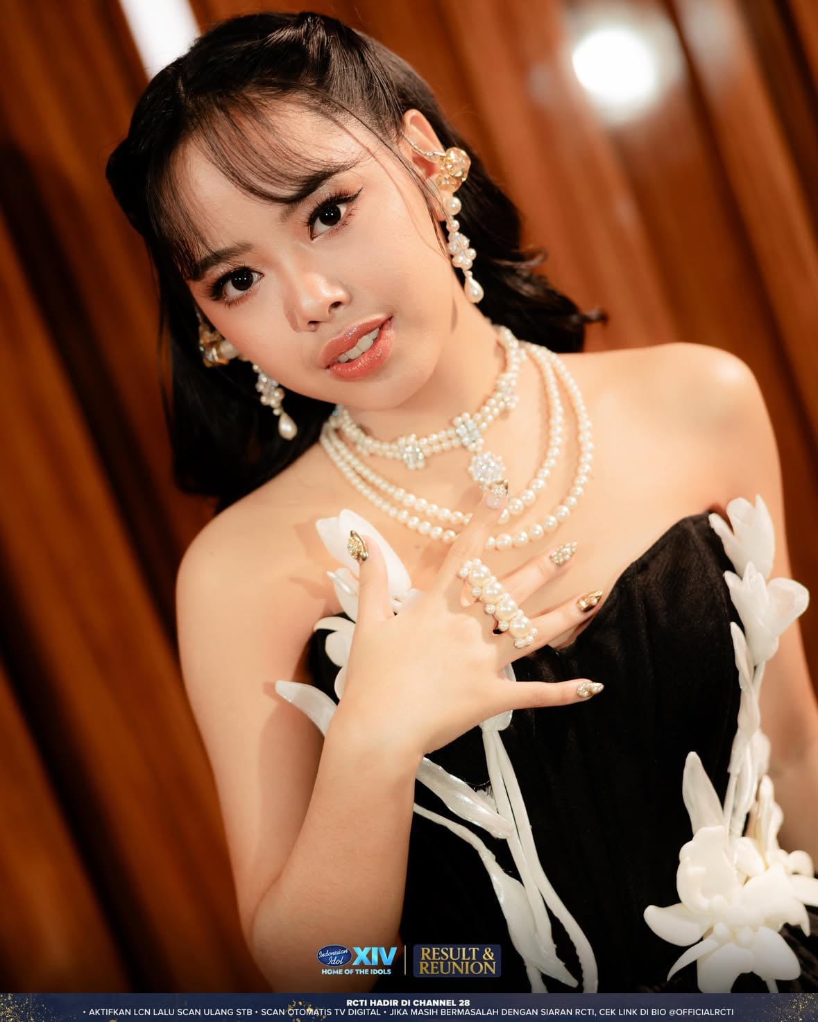 Puji Tuhan Idol season XIV ini udah slesaiii,sedih sihh soalnya bakal kangen banget berdiri diatas panggung itu,dengan pressure yabg adaaa,bakal kangen main sama temen” apa lagi sama besti HAHA @nikitabecker_ ,kemarin juga sempet kolaborasi bareng kak @nabilataqiyyah & @mahaliniraharja bakal kangen berkolaborasi lagi sii sama musisi” senior,happy banget di panggung result reunion aku bisa bawain You Raise Me Up,udah nunggu” banget moment ini 😩😩 thank youuu untuk teman teman choir @hte.church yang udah bantuin celyn terusss sampe 3x berdiri di atas stage Indonesian Idol bareng celyn,Jesus bless you guysss 

Special thanks juga untuk kak @itarhmn @nia_cchhh @grumiaw yang udah buat aku cakep terussss lopp & thank youu untuk semuaa designerrr yang kerenn” bajunyaa yang selalu buat aku on point 🥹💗

🤍 1st Look
👗 : @lota_id 
💍 : @rinaldyyunardi 

🤍 2nd look 
👗 : @fero_yu_atelier 
💍 : @noma_id 

🤍3rd look 
👗 : @evelingunawijaya 
💍 : @noma_id 
 
💅🏻 : @rasabeautybar 
📸 : @morizsey