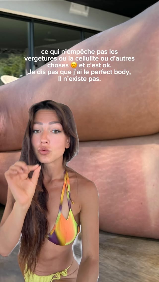 Pendant des années on nous a vendu LE physique féminin “à la mode” : un énorme booty, des hanches ultra volumineuses, une silhouette irréaliste. Beaucoup de femmes pensent maintenant qu’elles doivent forcément chercher toujours PLUS : plus de volume, plus de formes, plus de fessiers, plus de transformation.On peut aussi se souvenir qu’on n’est pas obligées de suivre une tendance physique pour aimer son corps.Perso, je ne cherche pas à avoir “le plus gros booty possible”. Je veux juste me sentir forte, harmonieuse, tonique et féminine. 🤍“tu fais que des trainings à la maison avec une app ? 😳” Oui. Et pourtant j’ai jamais eu un corps aussi tonique. Le problème n’a jamais été le lieu ou tu pratique, mais ➡️ l’intensité ➡️ la régularité ➡️ la qualité du training. Aujourd’hui, avec les programmes de l’app, j’ai un physique beaucoup plus dessiné, tonique et harmonieux qu’à l’époque où je passais 2h à la salle.Mais attention, rien ne m’empêcherait d’avoir plus de volume ? Je pourrais charger beaucoup plus lourd chez moi ? Mais ce n’est juste… pas le physique que je recherche. 🤍 On associe souvent entraînement maison à “petits résultats”. mais tu peux totalement construire un vrai physique athlétique chez toi : 🍑 fessiers galbés ✨ taille plus marquée 🔥 corps tonique 💪🏼 muscles dessinésTout dépend surtout de COMMENT tu t’entraînes : @bestrong_app 💞 Et c’est important de rappeler que : 👉🏼 tous les physiques ne réagissent pas pareil 👉🏼 toutes les morphologies ne sont pas faites pour le très gros volume 👉🏼 et surtout… le volume ce n’est PAS un objectif obligatoire. Le fitness devrait être un outil pour se sentir bien dans son corps. Pas une course permanente à ressembler à une trend TikTok. C’est aussi pour ça que dans Bestrong, on a créé des programmes selon différents objectifs : 🍑 galber sans forcément prendre énormément 🍑 développer si c’est TON envie 🍑 affiner la silhouette 🍑 travailler la posture, la taille, le ventre plat 🍑 construire un by @karoline.ro