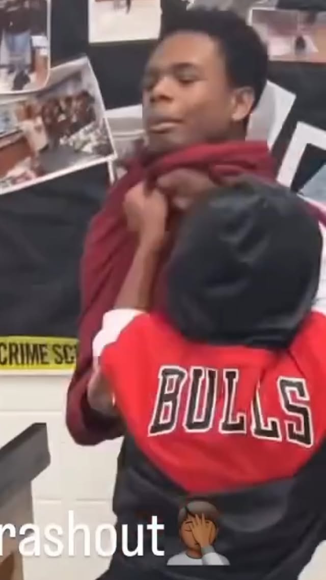 Should he be expelled from school? 🤔 

A disturbing incident at an Illinois high school shows a freshman boy repeatedly hurling a chair at a female classmate during class. The student continued following her around the room, even as another student attempted to stop him.

#americasgoneviral #crashout #highschool