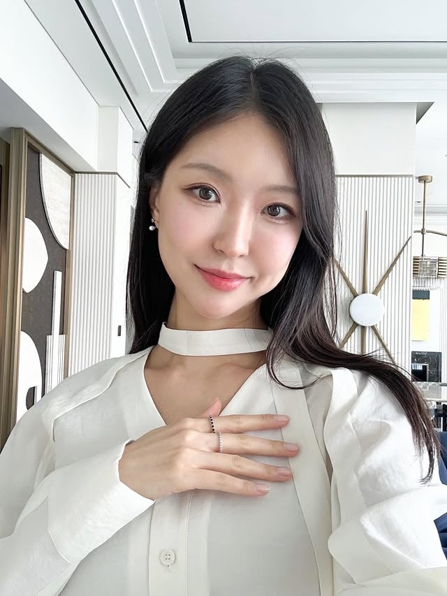 🌞날씨가 좋아지니까 외출할 일은 많은데, 거울 볼 때마다 얼굴 곳곳에 자리 잡은 지저분한 잡티들 때문에 은근히 스트레스더라고요 ㅠㅠ나이 들면서 기미도 하나둘 올라오는 것 같고, 전체적인 안색이 칙칙해 보이니까 괜히 피곤해 보인다는 소리까지 들어서 큰맘 먹고 색소레이저 받고 왔어요!보통 토닝은 여러 번 받아도 옅은 잡티가 흐릿하게 남는 경우가 많다고 해서 고민했는데 이번에 제가 받은 건 깊은 색소부터 흐린 잡티들까지 아주 쏙쏙 골라서 지워주는 느낌이더라구요.💡상담 때 의사 쌤이 이게 여러 기술력이 합쳐진 장비라던데… 어려운 건 잘 몰라도 확실히 얼굴에 조명 받은 것처럼 광이 확 도는 느낌이에요. 거울 볼 때마다 그림자가 싹 사라진 느낌이라 안색이 맑고 화사해진 느낌!가장 대박인 건 시술 다음 날 바로 세안이랑 메이크업이 가능할 정도로 자극이 적다는 점이에요! 오히려 속부터 탄탄하게 콜라겐이 채워져서 그런지 피부 결이 촘촘해져서 평소보다 화장이 훨씬 쫀쫀하게 잘 먹더라고요. 왜 다들 ’화잘먹레이저‘라고 칭찬하는지 단번에 이해!지저분한 잡티 때문에 홈케어만 붙잡고 계셨던 분들 진짜 꼭 한 번 경험해보세요!#헬리오스785#화잘먹레이저#색소레이저추천#헬리오스레이저#내돈내산후기 by @heavenpark