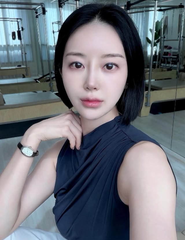 매일 노메이크업이지만 오늘따라 눈이 퀭🫪성격상 해결하지 못하는 상황이 너무너무 불편한데벌써 두달반이나 그 상황이 지속되는 중🫠사람이 제일 어려워!그래도 햇살 들어오는 우리 센터는 너무 좋아요.🤍 by @own_bora