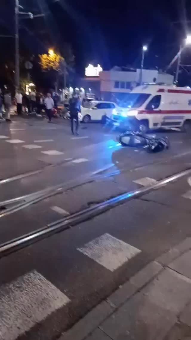 Na raskrsnici kod Vuka, u Ruzveltovoj ulici, došlo je do teške saobraćajne nesreće u kojoj su učestvovali motor i automobil. Na lice mesta stigla je hitna pomoć, dok se očekuje i dolazak policije.

Okupio se veliki broj građana, a za sada nema zvaničnih informacija o stanju učesnika u nezgodi. Nadamo se da nema teže povređenih ili stradalih.

1 DOPUNA TEKSTA

U teškoj saobraćajnoj nezgodi koja se dogodila u Ruzveltovoj ulici u Beogradu, u sudaru motocikla sa automobilom tokom protekle noći teško je povređen tinejdžer (16) a lakše je povređen 46-godišnji muškarac, saopšteno je iz službe Hitne pomoći.

Iz Hitne pomoći je rečeno da se saobraćajna nesreća dogodila u 23.00 sata, posle čega je tinejdžer prevezen u Dečju bolnicu u Tiršovoj, dok je 46-godišnji muškarac prevezen u Urgentni centar.
Tokom noći Hitna pomoć je imala 110 intervencija, od kojih je 19 bilo na javnom mestu.

Na javnom mestu najviše intervencija bilo je zbog tuča i alkoholisanih osoba, dok su građani najčešće zvali zbog bola u grudima, povišenog krvnog pritiska i psihičkih problema.