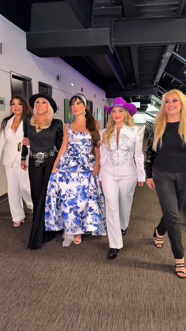 Déjenlas, por favor 📸💋✨#lauraleon #aliciavillareal #filippagiordano #angelacarrasco #anacirre by @lauraleontv