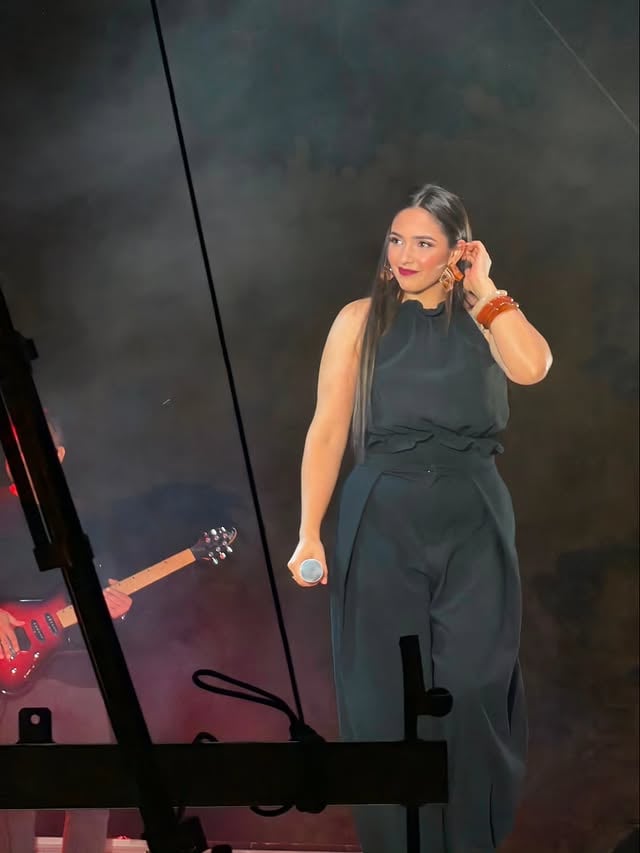 Donde el silencio calla, la música habla..🎶✨️ by @indaraoficial