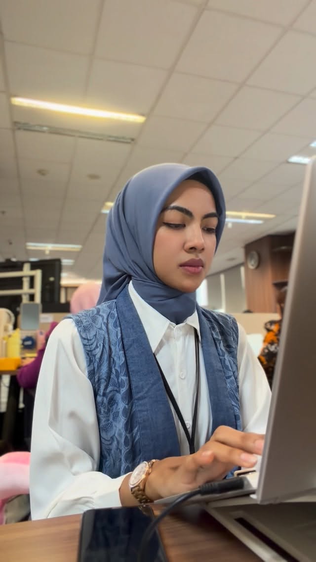 Current status: Loading energy for BTN JAKIM 2026! 🔋✨Ritual wajib pelari sebelum race day ya makan enak tanpa rasa bersalah. Satisfying my cravings and packing those carbs with @emados.shawarma 🤤Gear: Checked.Carbo: Loaded.Let’s do this! 🏃‍♀️Yang lagi persiapan BTN JAKIM juga, udah pada carbo loading pake apa nih? Jangan lupa jaga hidrasi dan happy tapering, guys! See you di start line! 🏁✨@btn_jakim by @emados.shawarma