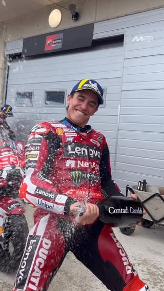 “7 Eleven” celebrations have started at Balaton! 🕺😂

#HungarianGP 🇭🇺 #MotoGP #MarcMarquez