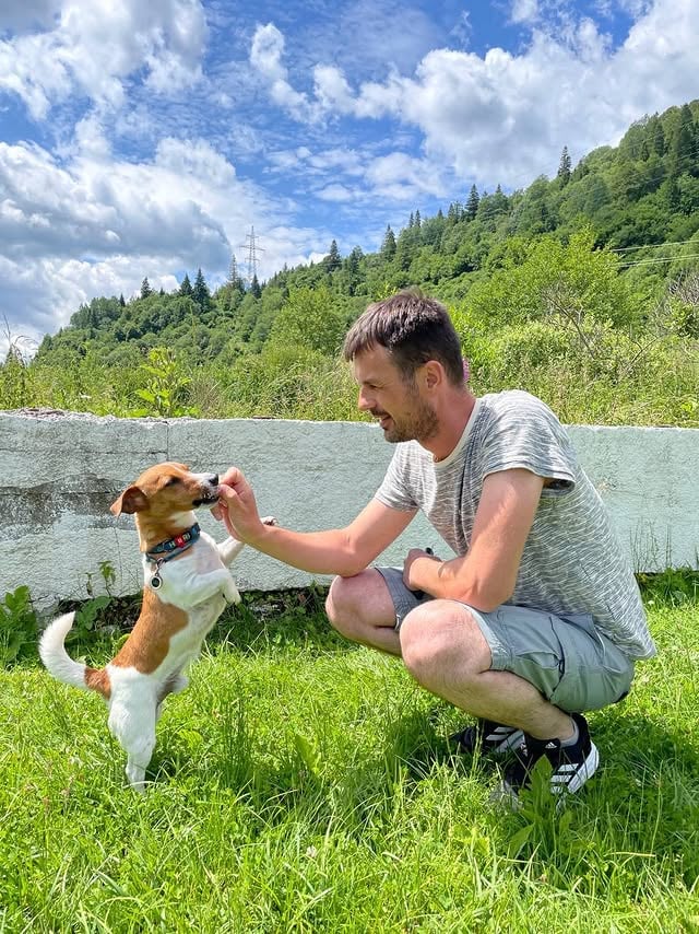 Вітаю з Днем народження свого найкращого татка, найкращого друга і сапера ❤️

Якби в мене запитали, яка цінність у всього мого життя, я б просто показав на Михайла. І якщо мені довелося віддати за нього все, що в мене є, кожну свою іграшку, кожен схований від ока шматочок смаколика — я б віддав це не задумуючись. 

Так помилково вважати, що собаки люблять тих, хто їх годує. Це неправда. Якби це було правдою, ми б любили холодильник.

Я взагалі не вмію любити за щось. Але я можу за щось захоплюватися! 
Так от, чому Михайло такий дивовижний: бо він дуже люблячий, турботливий і справедливий! Я впевнений, що всі, хто з ним знайомий, підтвердять це. 
А ще він страшенно працьовитий! Буває, ми з ним затримуємося на роботі аж до самого вечора. І я знаю, що більшість людей після такого мріють лише про вечерю і сон. Але Михайло може ще кілька годин говорити про розмінування, нове обладнання чи безпеку. Бо йому справді не байдуже.

Я щасливий та гордий бути його псом, його Патрончиком ❤️

Саме такий для вас лизь і залишаю тут 👅
Від песика Михайла Ільєва ❤️❤️❤️