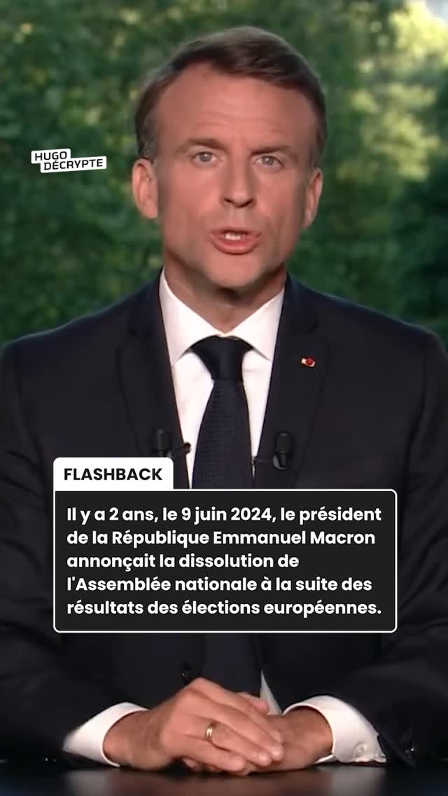 Les élections européennes de 2024 ont marqué une lourde défaite pour le camp présidentiel, tandis que le Rassemblement national en est sorti largement vainqueur, en obtenant 30 sièges au Parlement européen.

Suite à ces résultats, Emmanuel Macron s’est adressé aux Français à la télévision pour annoncer une « décision grave et lourde » : la dissolution de l’Assemblée nationale.

Des élections législatives anticipées ont alors été organisées les 30 juin et 7 juillet 2024.

Résultat : aucune majorité claire ne s’est dégagée. L’Assemblée nationale s’est retrouvée fragmentée en 11 groupes parlementaires.

Seulement quelques mois plus tard, le 4 décembre 2024, le Premier ministre Michel Barnier a même été renversé à la suite d’une motion de censure adoptée à la majorité.

Par la suite, Emmanuel Macron a reconnu que cette dissolution avait « produit plus d’instabilité que de sérénité ».