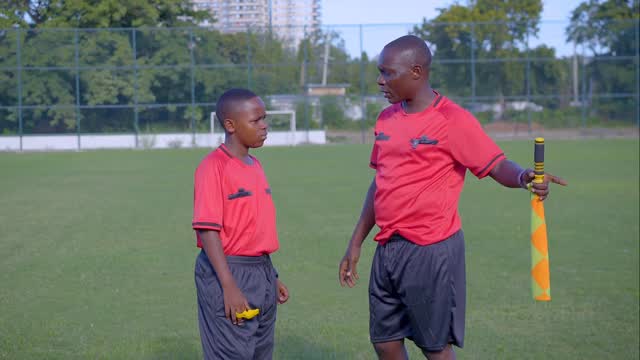 Kutoka Manzese Mtaani na ndoto zake. Kipaji kikiwa silaha yake, kijana Baraka Gasper jana ilikuwa siku yake kubwa na ya Baraka Duniani. 

Uongozi wa @fountaingatesportsacademy kupitia kwa Mkurugenzi wake @japhet_makau ulimuona kijana huyu mwenye kipaji kikubwa cha Urefa kupitia mchezo wa kirafiki kati ya Marafiki wa Injinia Hersi Said, Rais wa Yanga Vs Sinza Stars

Baada ya kuona kipaji chake, Fountain Gate umempa kijana huyu mwenye umri wa miaka 16, nafasi ya kumsomesha kwenye Shule yao jijini Mwanza, BURE kabisa kwa dhamira ya kuendeleza kipaji chake na Taaluma sahihi.

All the Best kijana Baraka🤲🏽

Jana tumeona wazazi wako wakifurahi, Majirani wakikushangilia na Tunaamini In Shaa Allah, miaka michache ijayo, Tanzania itajivunia kupitia kipaji chako cha Urefa