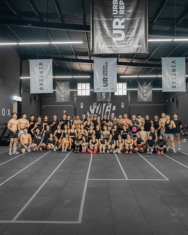 What makes a great session isn’t the workout. It’s the people who show up for it.More than 60 athletes came together this Sunday, bringing their energy, curiosity, and willingness to get uncomfortable.Guided by Standy Tjandra and Stephen Kusuma, the room was filled with people chasing the same thing: A better version of themselves.This wasn’t just a training session. It was a room full of people chasing growth at the same time and you could feel it. The hybrid movement is growing and it started right here. Thank you for showing up, Evoteam! 🙌🏻🔥#Evolene #EvoraceOfficial by @evoleneofficial