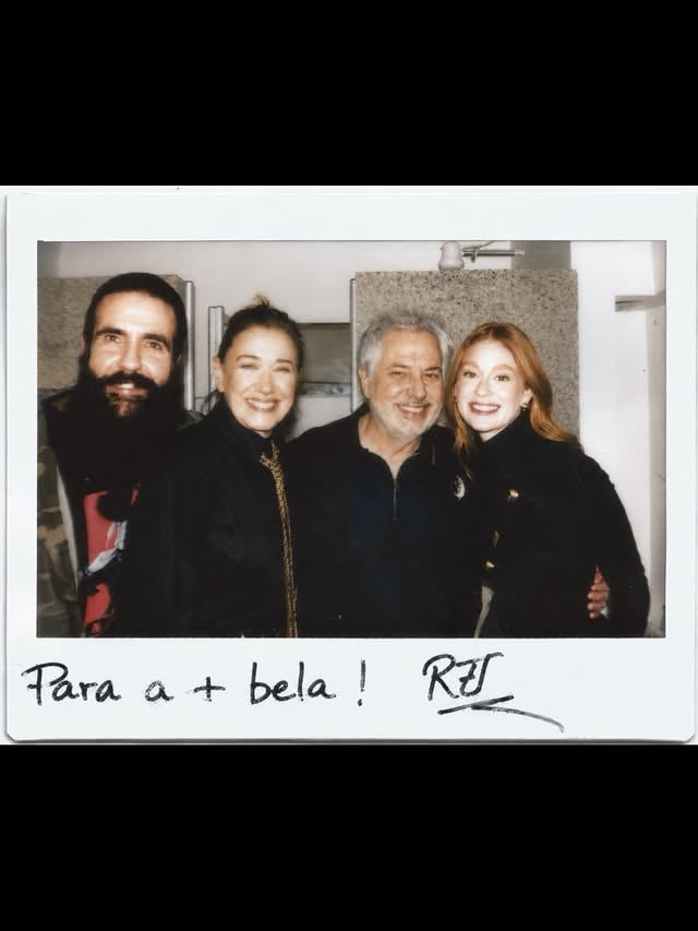 O teatro tem esse poder raro de nos atravessar. 
Esta semana tive o privilégio de assistir a duas obras que me lembraram exatamente por que a arte é tão necessária: Rita Lee: Uma Autobiografia Musical e Mudando de Pele.

De um lado, a força de uma mulher que marcou gerações e que eu sou fã loucamente, obcecada por @ritalee_oficial. E ainda com @lilia_cabral no palco, uau! Obrigada @roberto_de_carvalho e @guilhermesamora 🫶🏻

Do outro, a delicadeza e a profundidade de uma história que nos convida a olhar para dentro. Com toda a potência, presença, força e beleza que só @taisdeverdade tem! 
Duas experiências completamente diferentes, mas unidas pela mesma potência: a capacidade do teatro de nos emocionar, provocar, transformar e nos fazer sentir mais vivos.

Minha admiração a todos os artistas e profissionais que tornam esses encontros possíveis. O teatro segue sendo um dos espaços mais poderosos de troca humana que existem.