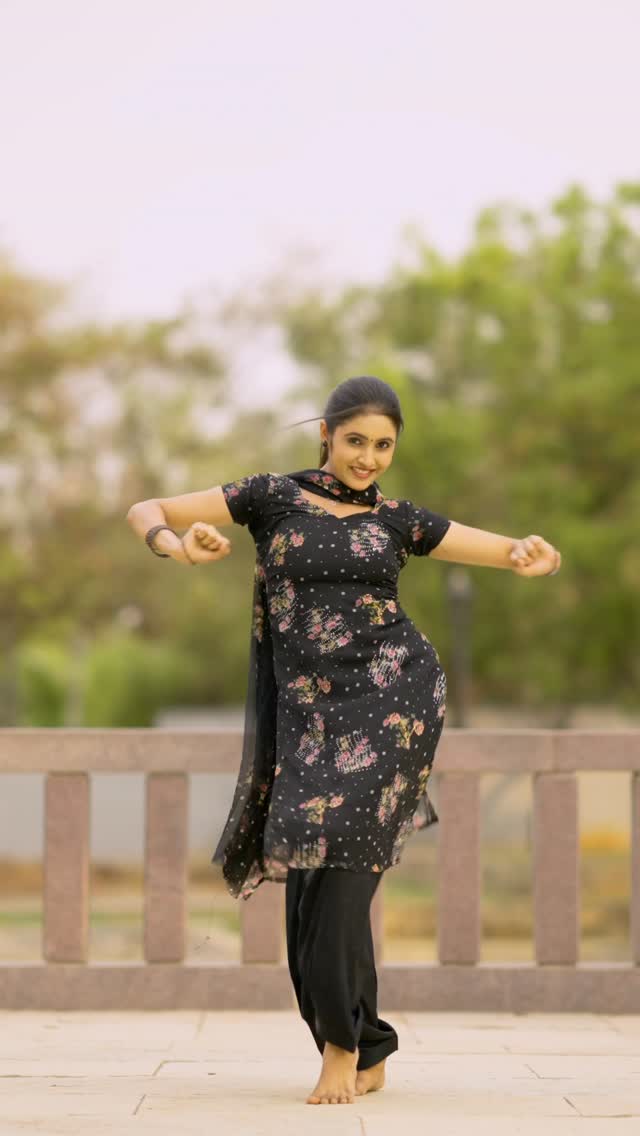 💃 

Dop : @ram_visuals_ 
..
..
..
..
..

#twinkle_0_15 #explorepage✨ #trendingreels #fyp