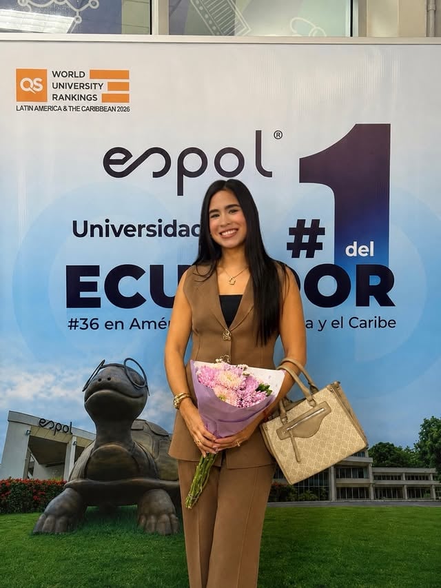 5 años de aprender, equivocarme, volver a intentarlo, conocer personas increíbles, perder otras, crecer, cambiar de planes y seguir adelante incluso cuando las cosas no salían como esperaba.

Hoy retiré mi título y, aunque parece solo un documento, para mí representa mucho más que eso.

Representa todas las veces que pensé en rendirme y no lo hice.

Cierro una etapa que me enseñó muchísimo y que me ayudó a convertirme en la mujer que soy hoy.

Y aunque estoy feliz por lo que logré, también estoy emocionada por todo lo que viene.

Porque esto no es una meta final.

Es solo un paso más en la vida que estoy construyendo.

Gracias, @espol1 . 🤍🎓