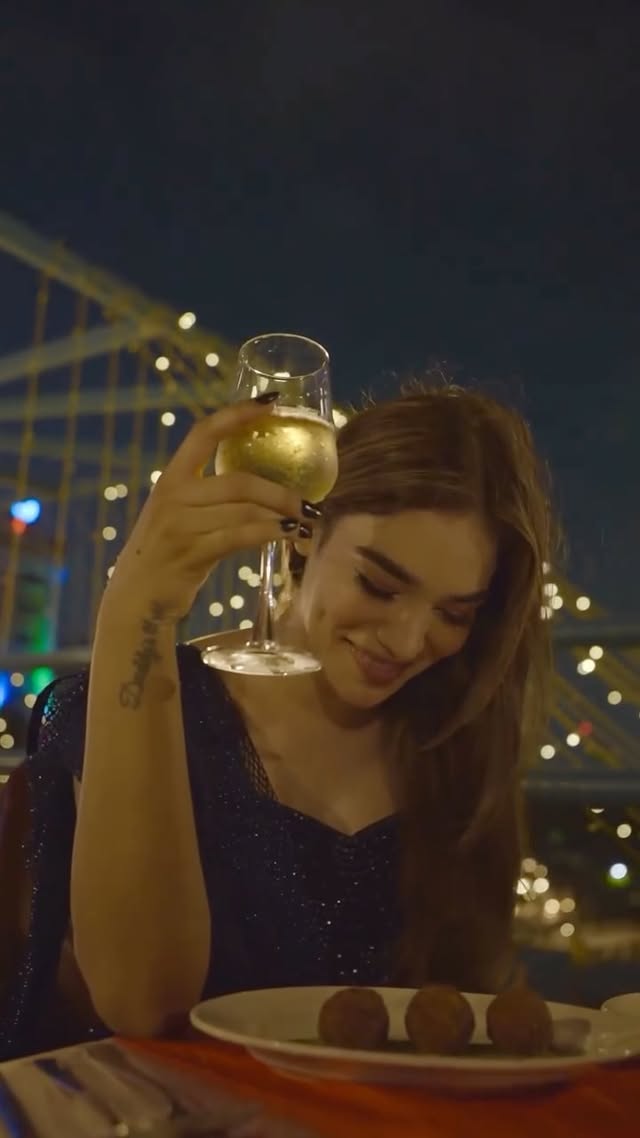 ✨Date night with me?
But I’ll drink apple juice in a wine glass🙈
.
.
.
Outfit- @heenadesignerstudiofabrics_ 
.
.
.
#kaira #datenight