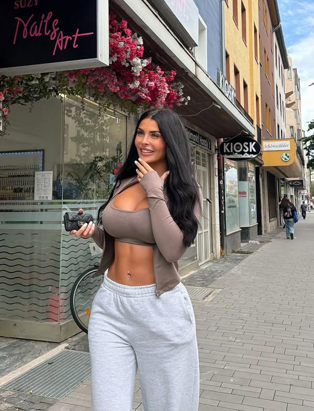 In meiner happy ERAAAAA✨ bald stell ich mich wieder mehr selbst in die Küche und nehm euch mit Girls 😂 aber nichts kompliziertes, extra einfache proteinreiche Rezepte 🤫 habt ihr Bock?🫶

#gymgirl #abs #fürdich #motivation