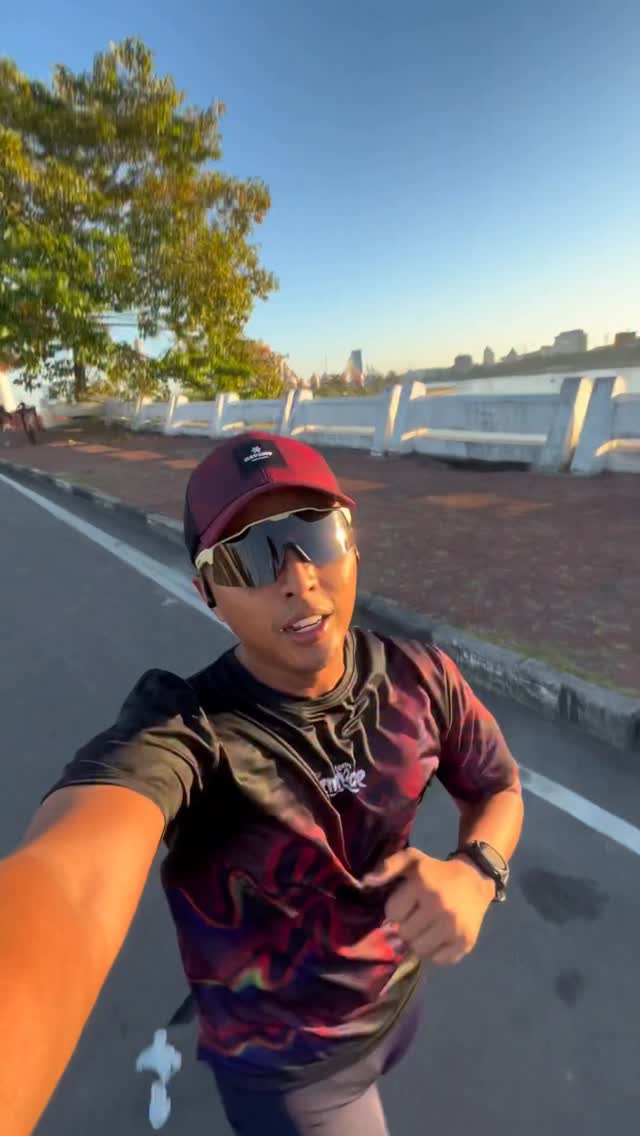 Aga kareba sahabat2 makassar ku dan semua teman2 pelari di mana pun kalian berada Saya mau ajak kalian untuk ikutan challengee Dari @emados.shawarma , SYARAT CHALLENGE :1. Daftar lewat link di bio @emados.shawarma2. Follow @emados.shawarma3. Upload minimal 4 Reels (23 April – 25 Juli 2026)4. Ceritakan “why you run”5. Wajib ada menu Emados (carbo/protein loading)6. Google Form cukup submit 1x walaupun upload banyak Reels.Nah… mudah kan , ayooo tunggu apalagi Siapa tau kalian lah yang beruntung ke Cardiff 😍————-#emados #challenge #superhalfmarathon by @emados.shawarma