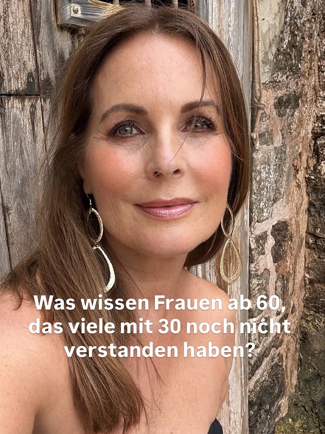 Mit 30 dachte ich, ich müsste alles schaffen, überall dabei sein und von möglichst vielen gemocht werden.

Heute weiß ich:
Die größte Freiheit beginnt, wenn man aufhört, sich ständig zu beweisen.

Man muss nicht überall dazugehören.
Man muss nicht jede Einladung annehmen.
Man muss nicht jede Meinung ernst nehmen.

Mit den Jahren verliert man vieles.
Aber man gewinnt etwas Unbezahlbares:

Gelassenheit.

Was ist eine Erkenntnis, die du heute hast, die du mit 30 noch nicht hattest?