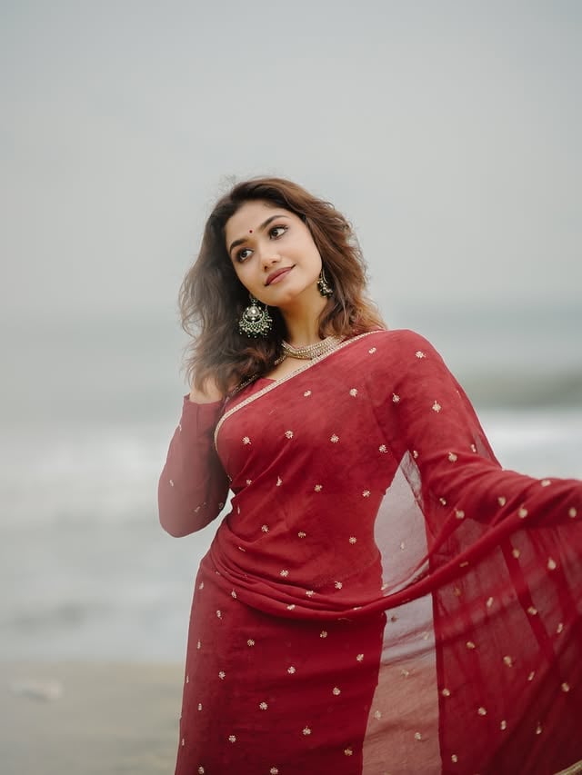 Women in red saree is a forever statement ❤️🧿
Absolutely obsessed with this saree from @hafsaaddotcom ❤️
.
🎥 @storiesbydevin ❤️
.
.
.
.

.
#redsaree #sareestyle #actor #tamilactresses #photoshoot