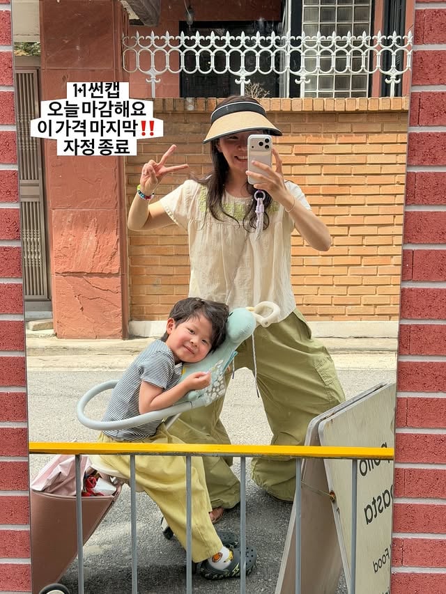 [오늘마감‼️] 밥먹으러 나왔다가 안그래도 엄마랑 커플 모자인데 엄마 뒤로 언니가 걸어오는데 같은 모자라 빵터졌잖아요이건 진짜 온가족 썬캡이에요❤️1+1 2개 다 드리는데 19,800원‼️+ 무료배송❤️말이 안되쥬?이 가격은 오직 오늘 자정까지만 가능해요자정 이후에는 이 가격 불가😭‼️자정 전에 꼭 막차탑승 하세요🔥🔥🔥제가 아보드님 판매하실때 내돈내산 구매해서너무 좋아서 언니 엄마것두 구매한 제품이어요너무 매일 쓰고 다녀서 아보드님께서 공구제안까지 해주신각본 없는 리얼 드라마에요😆좋은 가격과 최대 혜택으로 젤리맘 공구에서소개할 수 있어서 행복한 시간이었습니다 받아보신 분들이 역시 너무 편하다고 좋다고 해주시니진짜 뿌듯해요🥹💕💕자 그럼 젤리맘 사비탈탈 마감 후기 이벤트 갑니드아🎁🎁🎁📣젤리맘 사비탈탈 후기 댓글 이벤트받아보신 분들 후기 댓글 본피드에 남겨주세요❤️네이버페이 5,000원 바로 쑝~보내드릴게요 (10명)🌈젤리맘 구매완료 이벤트구매완료후 폰번호 뒤 4자리 남겨주세요아보드 텀블러를 선물로 보내드릴게요 (총5명)#젤리맘공구 #썬캡 by @pdjin