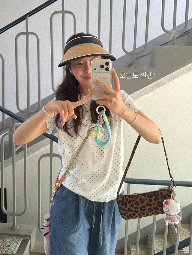 제 외출 필수템은 썬캡 + 양산 조합이에요☀️썬캡은 색상 고민하지마세요베이지 + 블랙 2종 다 드리는데19,800원 심지어 무료배송..❤️단한번 런치가 할인이라 마감 후에는 가격 인상되어요! 혹시 결제 오류 되시는 분들은젤리맘 정보 공유방에 올려진 링크로 주문 부탁드려요간혹 링크온이 문제가 되는 경우도 있어서요😭🙏🏻양산은 오늘 마감이에요방수+발수 모두 되는 양우산 잘 못보셨을거에요우산으로도 쓸만하다 수준이 아니라제대로된 우산! 제대로된 양산! 2가지 모두 되는 양우산이에요⛱️☔️💕자동 양산은 접고 펴고 모두 버튼으로 가능해 아이들도 손쉽게 펼치고 가벼워서 사용하기 좋아요마감 전에 꼬옥 막차 탑승하세요🩷🔥🔥🔥우양산 오늘 마감🔥🔥🔥⛱️2개 이상 구매시 무료배송! ⛱️평일 오후 2시 이전 주문시 당일 출고⛱️구성*초경량 83g 양우산 / 공구가 22,800원*3단 수동 양우산 / 공구가 19,800원*3단 수동 투톤 양우산 / 공구가20,800원*3단 자동 양우산 / 공구가 22,800원 (젤리맘픽🙆🏻‍♀️)*5단 수동 양우산 / 공구가 19,800원*장우산 수동 / 공구가 48,000원*장우산 자동 / 공구가 55,000원*장우산 고급 / 공구가 68,000원🌈젤리맘 구매완료 이벤트구매완료후 폰번호 뒤 4자리 남겨주시면시원한 아이스 아메리카노 보내드릴게요 (총10명)#썬캡 #양산 #외출필수템 by @pdjin