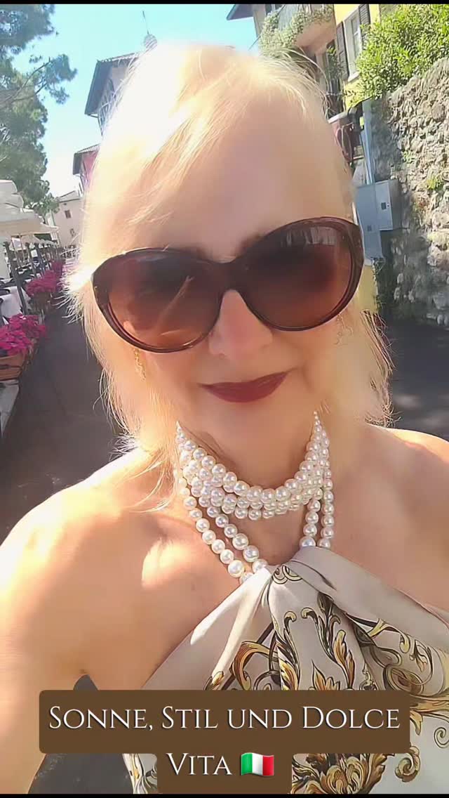 Werbung
.
Zwischen mediterranem Flair, Dolce Vita und endlosen Seeblicken, dann bist du in Torri del Benaco am wunderschönen Gardasee 🇮🇹
.
Mein Look ist ein Satinrock mit Spitze und ein Tuch als Top geknotet, ich finde es super, die Italienerinen auch und was sagst du? 😍
.
Schönen Wochenstart ihr Lieben 🥰 ich genieße noch ein bisschen Sonne, ItalyStyle und Dolce Vita 🇮🇹
.
.
.
#italystyle #gardasee #italysummer #dolcevita #italienliebe
.
.
.
GARDASEE / ITALYSUMMER /SUMMERVIBES / OUTFITINSPO / SOMMERLOOK / SATINROCK / TUCH ALS TOP / DOLCE VITA / TORRI DEL BENACO / TREND TUCH