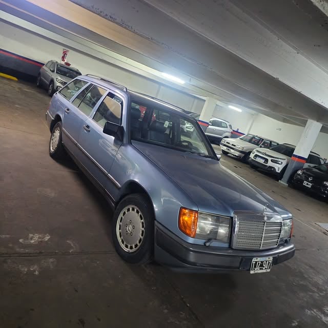No soy muy de mostrar mis autos pero... Terminamos la 300 te 4 matic.. si es 4x4 180 hp y demás magias. Era de la dueña de Clarín, tenía cero mantenimiento asi q @hasser_performance le hizo todo,  suspe, frenos, fluidos, gomas nuevas, etc etc.  Tiene 143 mil kms y apuesto q es lo mas lindo q viste hoy.
Espero sea de su agrado..