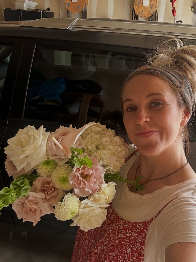 💗 gorgeous flowers from my wedding coordinator friend! Garden things, boys + friends = water, minnows, & swamp critters…tailgate pizza on a paper plate, haircuts, Fenna, homegrown raspberries, sunshine & chalk therapy.☀️ 🇺🇸💗