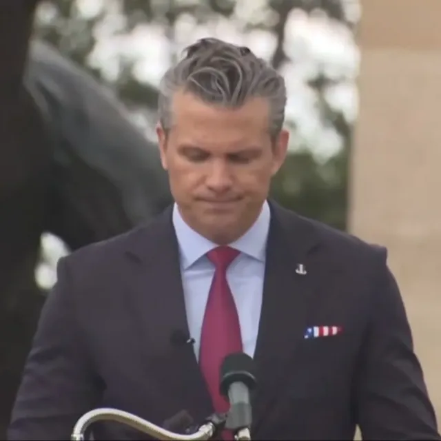 🗣️Pete Hegseth 🇺🇸 en Normandía 🇨🇵 sobre la migración de africanos y asiáticos: "Lamentablemente, hoy en día diversas playas europeas son asaltadas por distintas ideologías peligrosas. En España, Italia, Grecia y Bulgaria, llegan barcos y hombres. ¿Cuando harán algo las capitales europeas sobre esa invasión?".