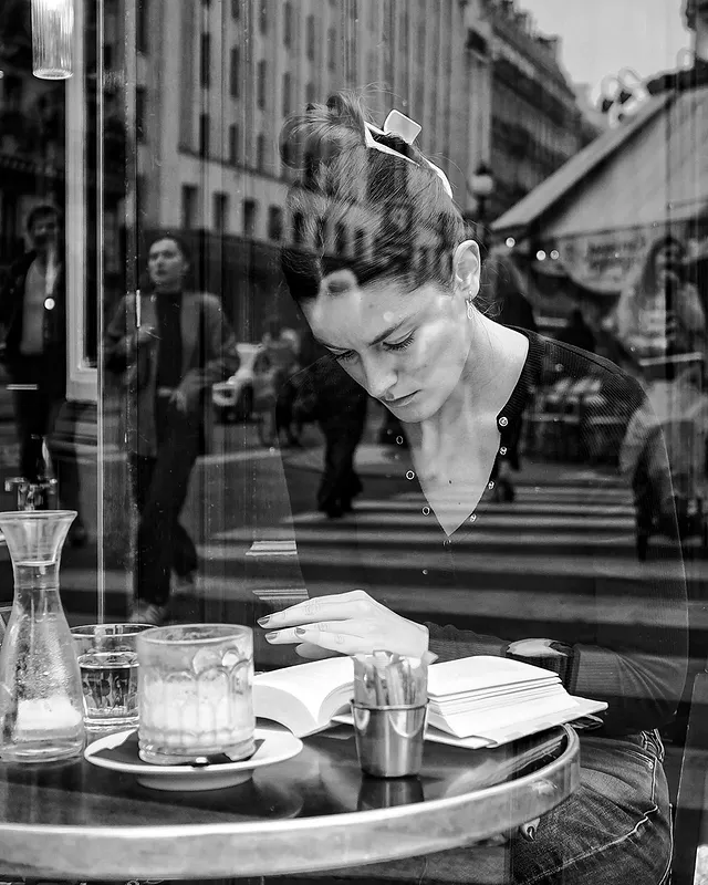 En juin, même sous un ciel gris, Paris conserve une atmosphère particulière. La lumière douce enveloppe les façades haussmanniennes, les pavés deviennent légèrement brillants après une averse, et les terrasses restent animées malgré les nuages.

Un ciel gris de juin n'efface pas l'été qui arrive : il lui donne simplement une élégance plus discrète, faite de nuances, de lumière diffuse et de moments suspendus.

#paris #35mm #streetphotography #reflection #blackandwhitephotography