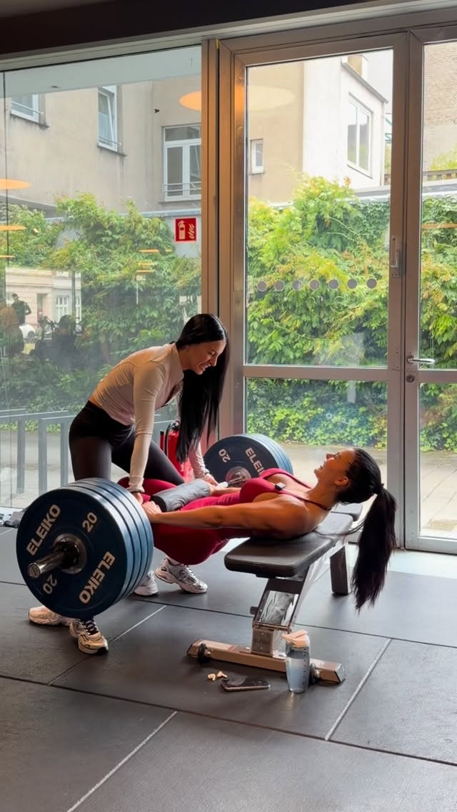 @ivana.santacruz 😭😂 nicht mein bester Hip Thrust Satz 😭😂 

#fürdich #gymgirl #gymvlog #fitnessdeutschland #bootyworkout