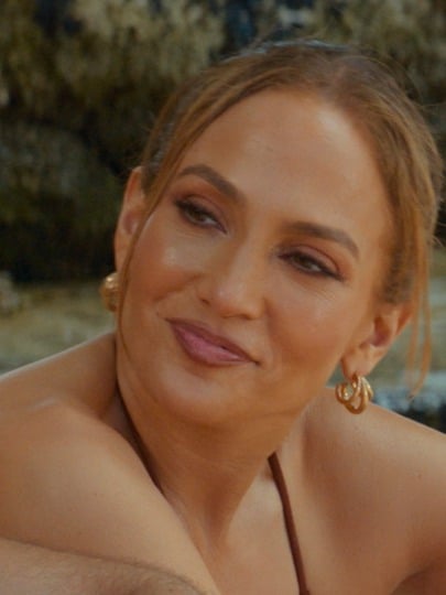 Who knew flying to a secluded island would be a great way to get to know someone?📺: OFFICE ROMANCE, now playing