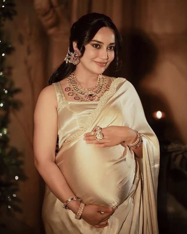 She’s not just glowing she’s blooming into someone’s whole world 🤍✨Motherhood looks good on her. Actually, it looks like magic. 🕯️Draped in the most luminous ivory silk saree, layered in exquisite polki and emerald jewellery, cradling that beautiful bump with the softest smile this is what grace in its purest form looks like. 🌟There’s a certain kind of glow that no highlighter can create. It lives in the eyes of a woman who knows she’s about to change someone’s entire universe. 🥹 ..Extremely beautiful @surbhijyoti Captured by @littletoesbymuskan Saree @nitikagujralofficial Jewellery @rajjewellery Kaanchain @mrjewels100 via @offbeatmediain Styled by @stylingbyvictor @sohail__mughal___ Mua @aafreenchowdhari.makeup Hair @hair_stylist_fatimaPR and Coordinated by: @partycircle_ind Your Favourite @witty_wedding #wittywedding #surbhijyoti #MotherhoodGlow #MaternityStyle #BabyBump by @witty_wedding