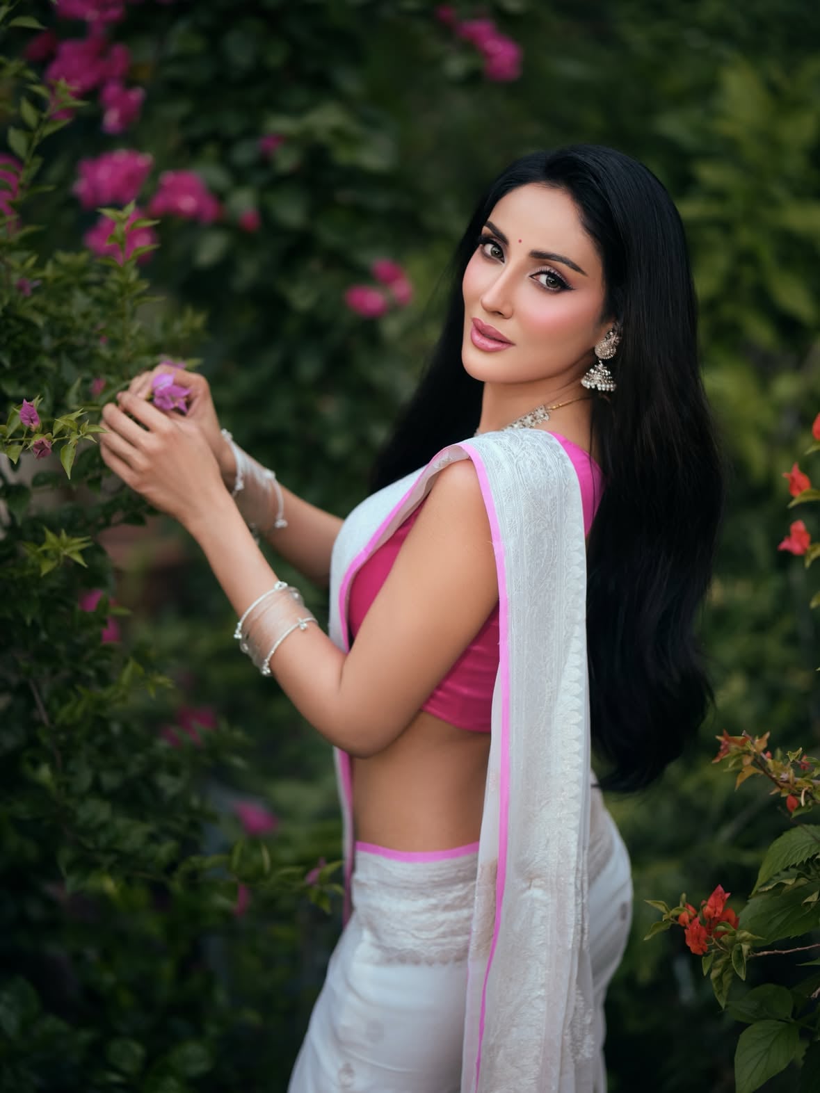 হয়তো আমি কবিতা নই, তবু শাড়ির ভাঁজে ভাঁজে কেউ একজন নিজের প্রিয় লাইনগুলো খুঁজে পায়।🌿 🤍

Photography by @purnophotographyofficial 
Makeup by @parvezthemakeupartist