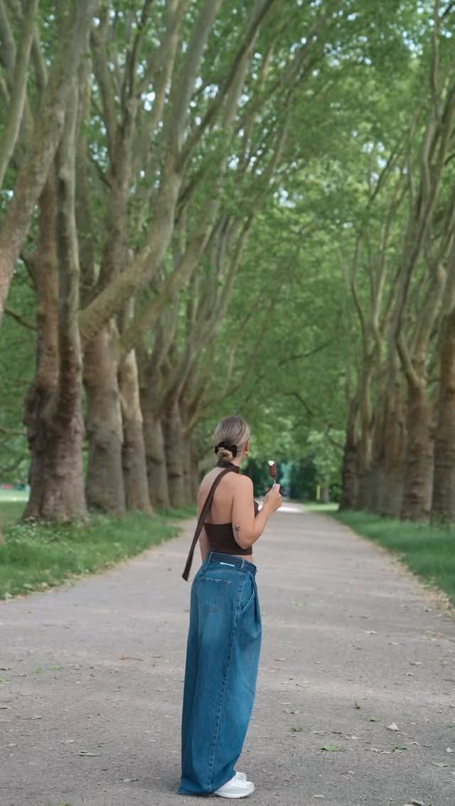 [Anzeige] Erlebe, was zählt 🌳🌲
 •
Es tut einfach nichts soooo gut eine Runde in die Natur zu gehen, die Ruhe zu genießen und einfach mal tief durchzuatmen! Mit dabei hatte ich mein liebstes @nuii_icecream_global Eis! Es gibt so vielfältige Sorten und heute habe ich mir das Salted Caramel & Australien Macadamia gegönnt und das ist soooo lecker!! Es ist umhüllt mit Milchschokolade und Macadamia Nüssen und innen ist leckere Vanille Eiscreme mit gesalzener Karamellsoße 😋 Probiert unbedingt das Eis, aber geht dieses Wochenende auch mal raus in die Natur 🌳
 •
GEWINNSPIEL:
Gemeinsam mit Nuii darf ich an euch ein leckeres Nuii Eispaket und eine Sofortbildkamera verlosen:
Um am Gewinnspiel teilzunehmen: Liket das Video & kommentiert gerne mal wie ihr am liebsten dem Alltag entkommt!
 •
Teilnahmebedingungen:
· Teilnahme ab 18 Jahren
·  Wohnsitz in Deutschland oder Österreich
·  Teilnahmeschluss: 19.06.2026, 23:59 Uhr
·  Die Auslosung erfolgt per Zufallsprinzip
·  Der/die Gewinner:in wird nach der Auslosung von mir per DM benachrichtigt
Ausführliche TNBs: https://www.nuiiicecream.com/de/tnb/
• 
#Nuiiicecream #icecreamadventure #realmoment #nature
