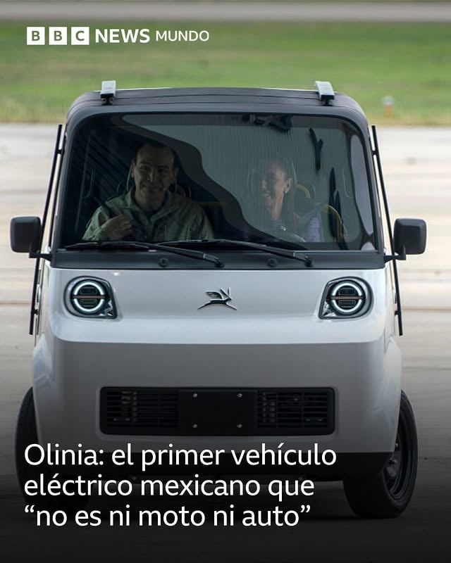 Si “no es ni moto ni auto”, ¿qué es? 🛺 🚗

Es el Olinia 1, el primer vehículo eléctrico diseñado y producido en México que busca atender al segmento de la población que no puede costearse un automóvil.

Entre el público han surgido críticas por su tamaño, así como dudas sobre la seguridad de los pasajeros por su estructura limitada.

Pero sus creadores, ingenieros mexicanos, dicen el vehículo es exclusivo para su uso local a baja velocidad, de hasta 50 km/h. 

Tiene una capacidad para hasta 6 pasajeros, una cabina abatible para montar cargas voluminosas y una batería con 125 horas de autonomía.

Las primeras ventas están programadas para el próximo año,  a un costo de 150.000 pesos mexicanos, (unos US$8.600).

“Nuestro vehículo ha sorprendido, a algunos para bien, a otros para mal, por su apariencia. Pero porque es un vehículo que nunca se había hecho, un ejercicio de diseñar uno para nuestras necesidades”, dijo el director del proyecto, Roberto Capuano Tripp.

Aseguró que realizaron numerosas horas de estudio de las labores comunes de las familias mexicanas en barrios populares para saber cómo podrían atenderlas con un vehículo.

La presidenta Claudia Sheinbuam realizó la primera prueba de manejo del prototipo, el cual comenzará a fabricarse y venderse masivamente el próximo año.

🗣️ ¿Qué piensas de este auto eléctrico? Dinos en los comentarios.

📸 Presidencia de México/Getty

#Olinia #Olinia1 #Autos #Méxixco #BBCMundo