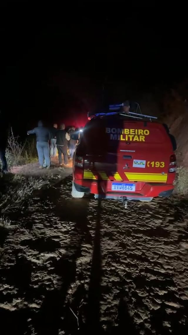 Grave acidente em Imbé de Minas deixa quatro mortos e uma ferida

Um gravíssimo acidente foi registrado na madrugada deste domingo no Córrego dos Leles, zona rural de Imbé de Minas. Quatro pessoas morreram e uma ficou ferida após um automóvel BMW cair em uma ribanceira de aproximadamente 80 metros.

De acordo com as primeiras informações apuradas no local, o veículo seguia pela estrada com destino a uma festa realizada em uma fazenda nas proximidades. Por motivos ainda desconhecidos, o condutor perdeu o controle direcional do automóvel, que saiu da pista e despencou na ribanceira.

O carro era ocupado por cinco pessoas, sendo três mulheres e dois homens. Das cinco vítimas, apenas uma mulher foi socorrida com vida. Ela recebeu atendimento de uma equipe do SAMU e foi encaminhada ao Hospital Irmã Denise, em Caratinga. As outras quatro vítimas, dois homens e duas mulheres, morreram no local.

O Corpo de Bombeiros Militar foi acionado para atender a ocorrência. Devido à dificuldade de acesso ao local onde o veículo caiu, os militares precisaram utilizar técnicas de salvamento com cordas para realizar a remoção dos corpos até a margem da estrada.

Nossa equipe conversou com uma testemunha que passava pelo local após deixar a festa. Segundo ela, ao retornar pela estrada, percebeu uma luz vindo da ribanceira. A testemunha buzinou e tentou chamar por ajuda, mas não obteve resposta. Diante da situação, seguiu até a cidade de Imbé de Minas, onde acionou a Polícia Militar.

A perícia técnica da Polícia Civil também esteve no local realizando os trabalhos de investigação e levantamento das circunstâncias do acidente.

A identidade das vítimas ainda não havia sido divulgada oficialmente até o fechamento desta reportagem. Esta matéria será atualizada assim que novas informações forem confirmadas pelas autoridades.